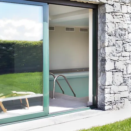 Apartmán & Pool-como House-160 Mt-private Indoor Swimming Pool, Heated Year-private Covered Parking-private Garden And Terrace-fully Equipped Kitchen *